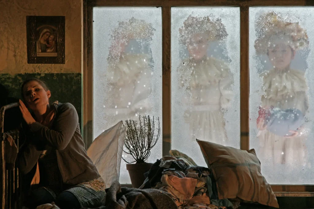 Sally Matthews dans
JENUFA de Leoš Janácek,
direction musicale
Ludovic Morlot,
mise en scène et décors
Alvis Hermanis,
La Monnaie, 2014.
Photo Karl Forster /
La Monnaie.