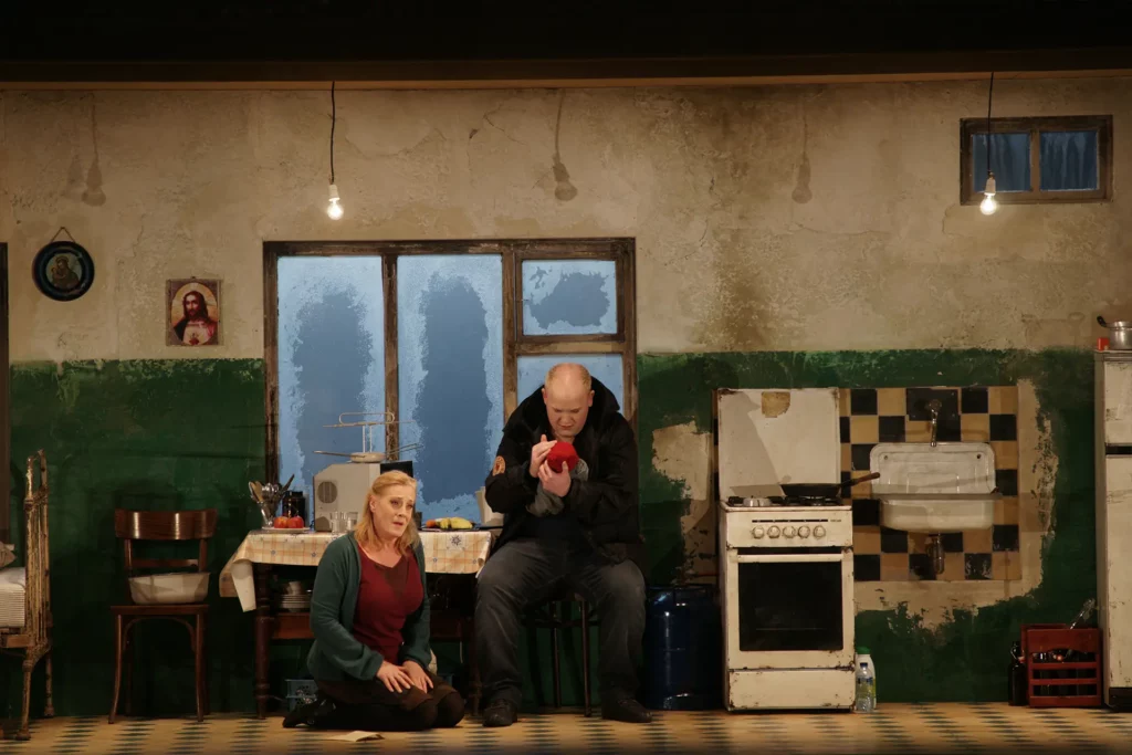 Jeanne-Michèle
Charbonnet et Nicky
Spence dans JENUFA
de Leoš Janácek,
direction musicale
Ludovic Morlot,
mise en scène et décors
Alvis Hermanis,
La Monnaie, 2014.
Photo Karl Forster /
La Monnaie.