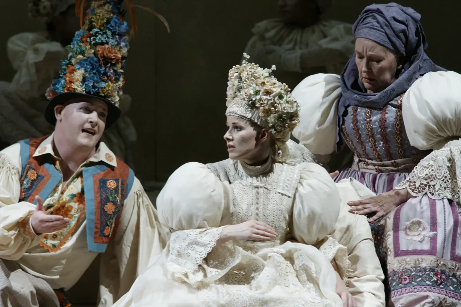 Nicky Spence, Sally Matthews et CaroleWilson dans JENUFA de Leoš Janácek, direction musicale Ludovic Morlot, mise en scène et décors Alvis Hermanis, La Monnaie, 2014. Photo Karl Forster / La Monnaie.