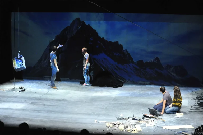 Halory Goerger, Arnaud Boulogne, Antoine Defoort et Ondine Cloez dans GERMINAL d’Antoine Defoort et Halory Goerger, création à la Biennale de la Danse, aux Subsistances, septembre 2012. Photo Alain Rico.