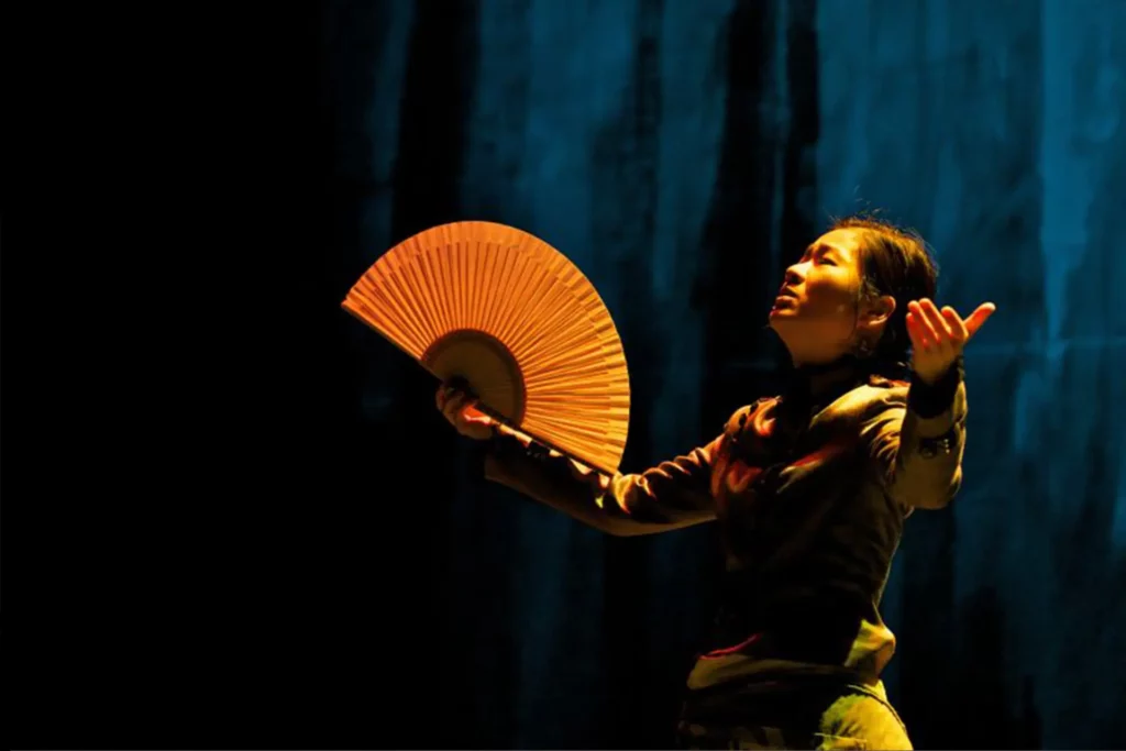 Lee Jaram dans UKCHUK-GA, LE DIT DE FEMME COURAGE, d’après MÈRE COURAGE ET SES ENFANTS de Bertolt Brecht, texte, composition musicale et chant Lee Jaram, mise en scène Nam In-woo, Pansori Projet ZA (Corée du Sud), festival Interférences 2012, Cluj, Roumanie. Photos LG Arts Center.