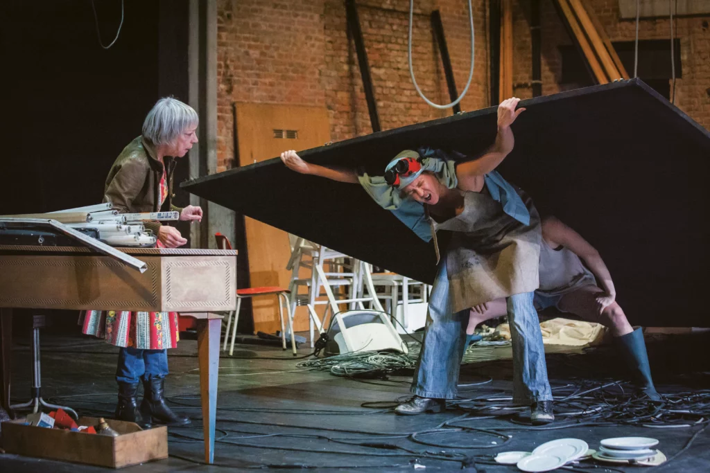 Yvette Poirier, Véronique Dumont et Héloïse Jadoul dans Wijckaert, une bombe, de Martine Wijckaert, Théâtre de La Balsamine, Bruxelles, 2016. Photo Hichem Dahes.