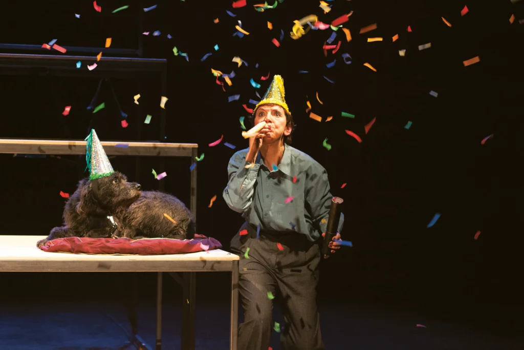 Lari dans Europeana de Patrik Ourednik, mise en scène Virginie Thirion, Théâtre Les Tanneurs, Bruxelles, 2015. Photo Alice Piemme.