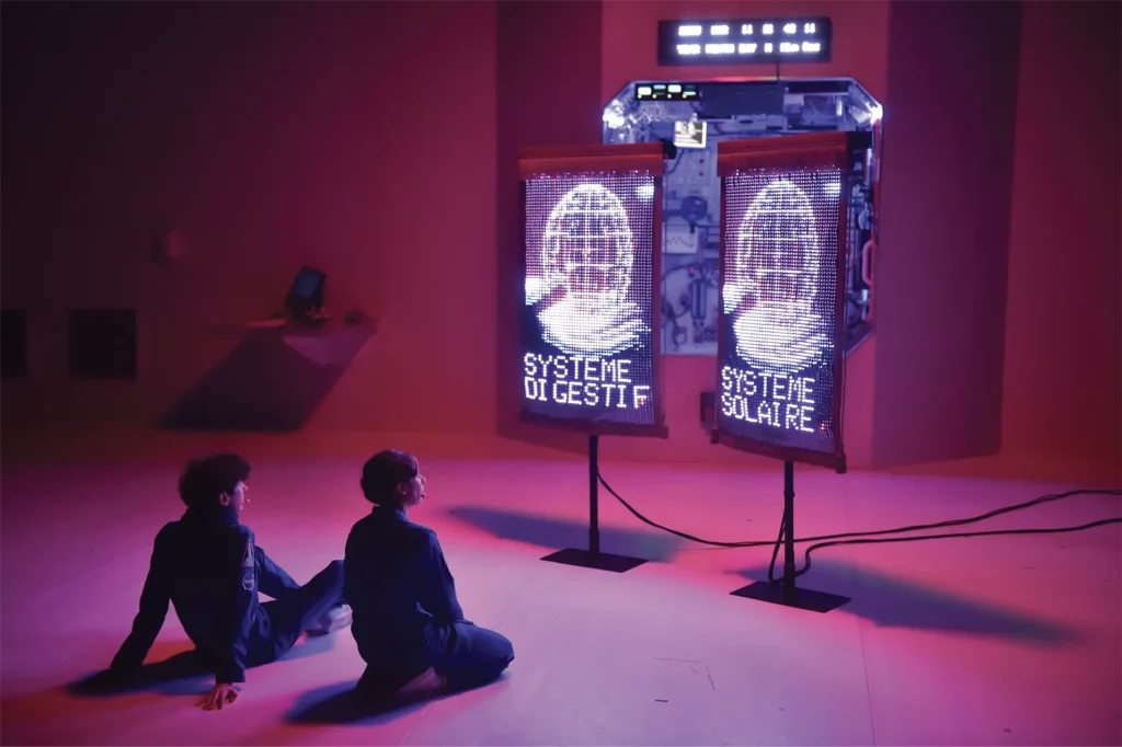 Dominique Gilliot et Mélanie Bestel dans Corps diplomatique de Halory Goerger, L’Amicale de Production, création 2015. Photo Didier Crasnault.