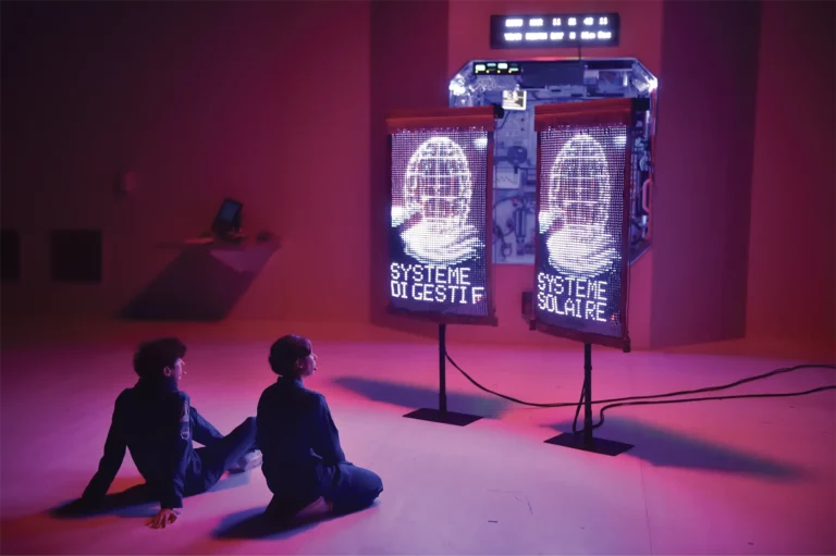 Dominique Gilliot et Mélanie Bestel dans Corps diplomatique de Halory Goerger, L’Amicale de Production, création 2015. Photo Didier Crasnault.