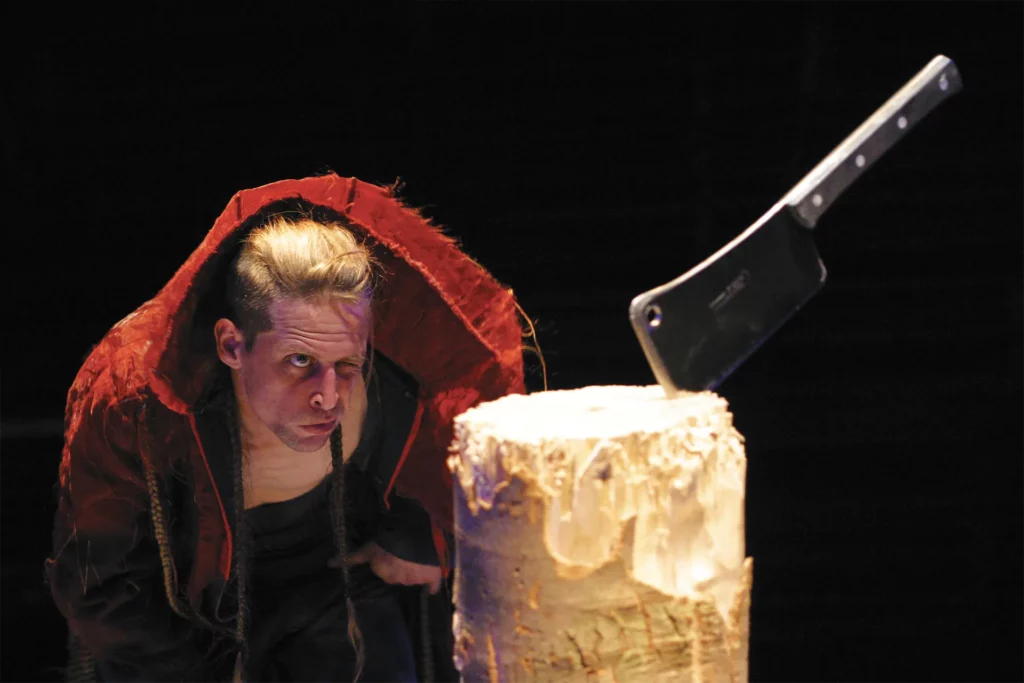 Johann Le Guillerm dans Cirque Ici-Secret, conception Johann Le Guillerm, 2006. Photo Philippe Cibille.