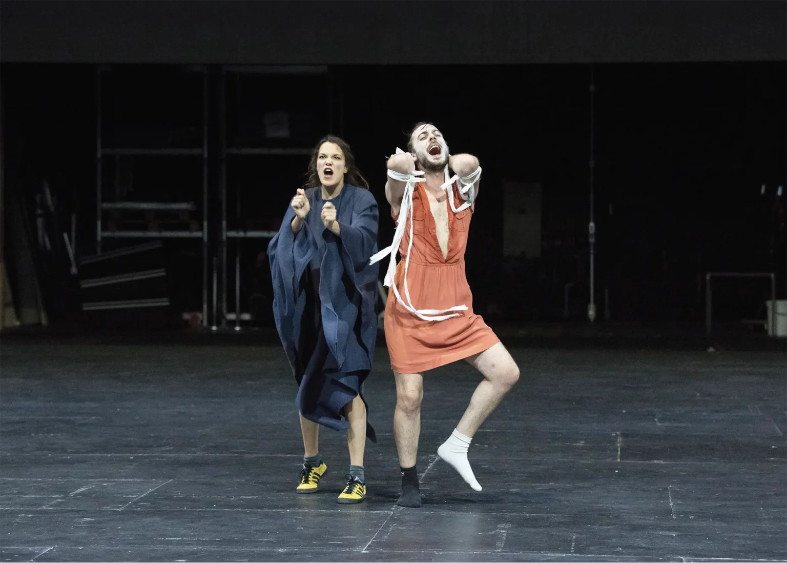 Marion Couzinié (Sganarelle) et Benoît Martin (Dom Juan) dans Les Molière de Vitez d’après Molière, mise en scène Gwenaël Morin. Photo Pierre Grosbois.