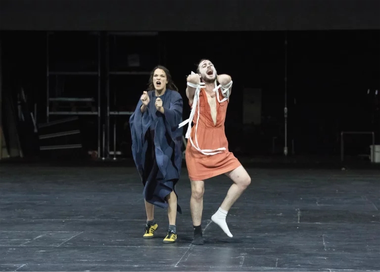 Marion Couzinié (Sganarelle) et Benoît Martin (Dom Juan) dans Les Molière de Vitez d’après Molière, mise en scène Gwenaël Morin. Photo Pierre Grosbois.