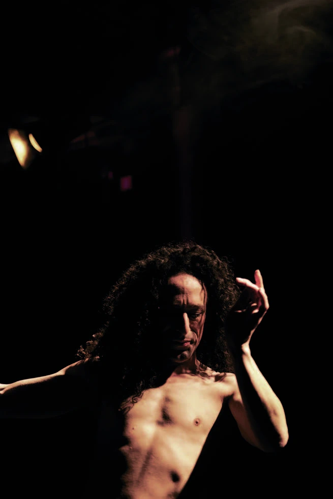 De et par Alexandre Paulikevitch, Cabaret Welbeek, La Raffinerie Charleroi danse, Bruxelles, 2022. Photo Charles Paulicevich.