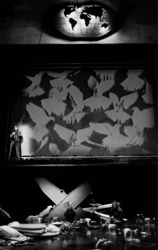 PEACE, texte et mise en scène de Falk Richter, Schaubühne de Berlin, 2000. Photo Arno Declair.