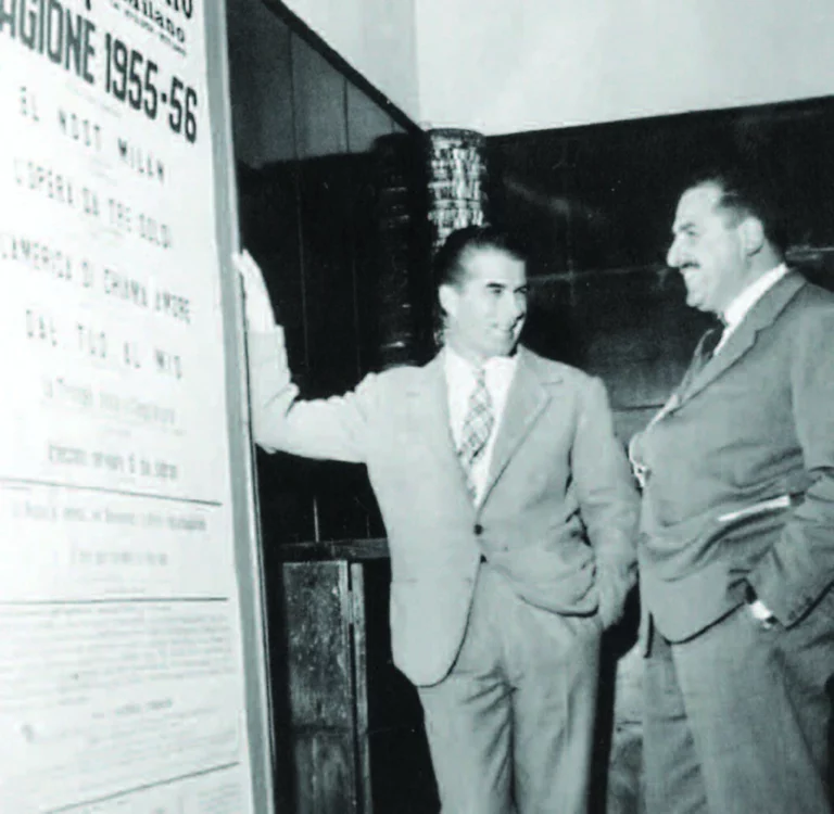 Giorgio Strehler et Paolo Grassi en 1955 lors de la présentation de saison au Piccolo Teatro de Milan. Photo Bernardi.