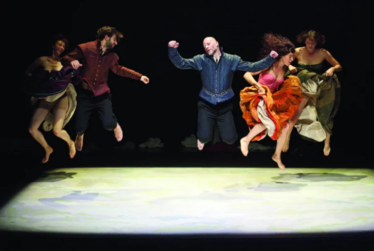 Maxence Rey, Marco Torrice, Sébastien Jacobs, Frauke Mariën, Leslie Mannès dans HISTOIRE DE L’IMPOSTURE, compagnie Mossoux- Bonté, Théâtre Varia, 2013. Photo Thibaut Grégoire.