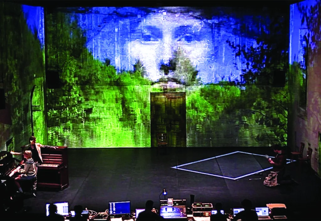 De gauche à droite : Clara Chabalier, Lynn Thibault, Victor Lenoble; derrière les écrans Alexandros Markeas, Thierry Coduys, Pierre Nouvel, Solwen Duée, Agnès de Cayeux dans RE :WALDEN, Festival d’Avignon, 2013. Photo Maëlla Maréchal.