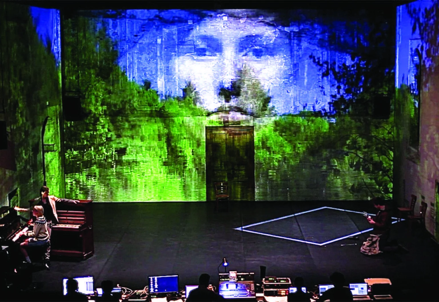 De gauche à droite : Clara Chabalier, Lynn Thibault, Victor Lenoble; derrière les écrans Alexandros Markeas, Thierry Coduys, Pierre Nouvel, Solwen Duée, Agnès de Cayeux dans RE :WALDEN, Festival d’Avignon, 2013. Photo Maëlla Maréchal.