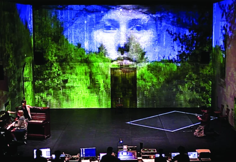 De gauche à droite : Clara Chabalier, Lynn Thibault, Victor Lenoble; derrière les écrans Alexandros Markeas, Thierry Coduys, Pierre Nouvel, Solwen Duée, Agnès de Cayeux dans RE :WALDEN, Festival d’Avignon, 2013. Photo Maëlla Maréchal.