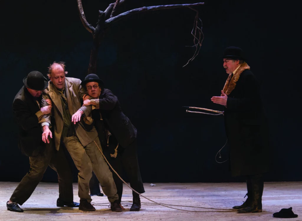 Charlie Nelson, Frédéric Leidgens, Abbès zahmani et Alain Rimoux dans EN ATTENDANT GoDoT, mise en scène Jean-Pierre Vincent, Théâtre du Gymnase, Marseille, avril 2015. Photo Raphael Arnaud.