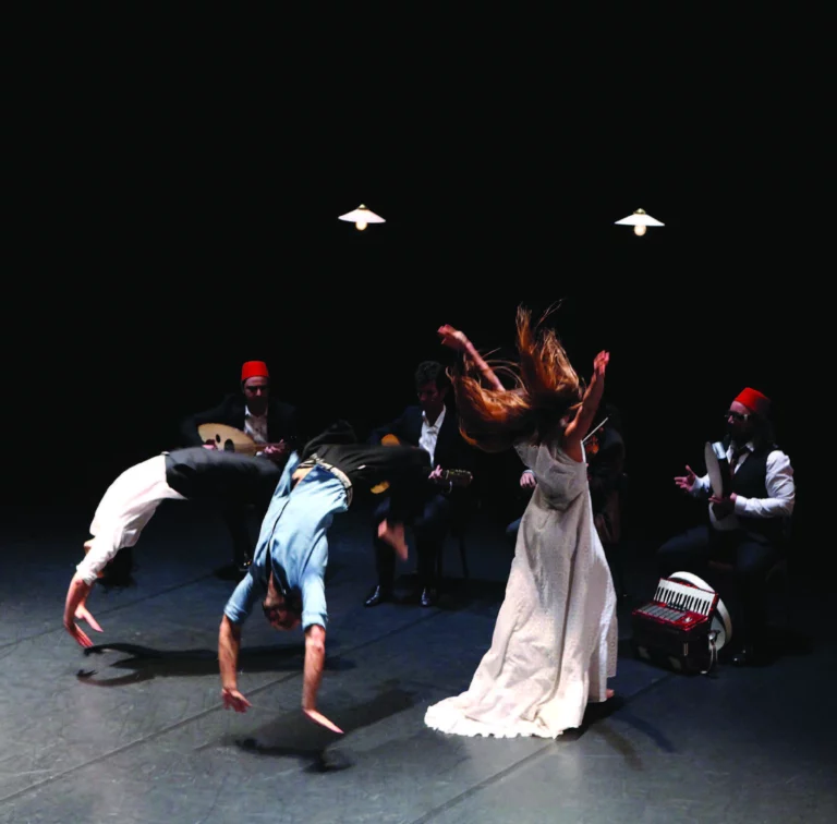 ALI, conçu et interprété par Mathurin Bolze et hédi Thabet. Danseurs : Mathurin Bolze, hèdi Thabet, Artémis Stavridi, musiciens : Nidhal" "yahyaoui, Ioannis Niarchos, Stefanos Filos, Sofyann Ben youssef, création le 7 mars 2013, Festival xS - Théâtre National de Bruxelles. Photo prise aux Théâtre" "des Célestins en novembre 2013 lors de la création en soirée partagée avec le spectacle ALI. Photo Manon Valentin.
