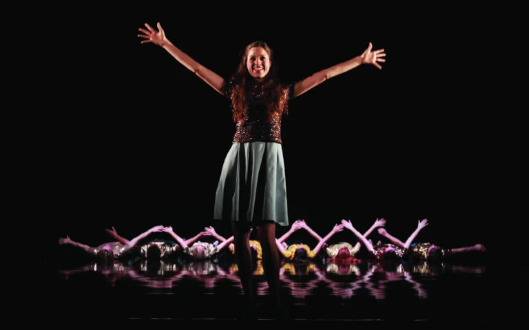 SOUND oF MUSIC, conception et direction artistique yan Duyvendak, texte Christophe Fiat, chorégraphie olivier, Dubois, musique Andrea Cera. Photo Sebastien Monachon.