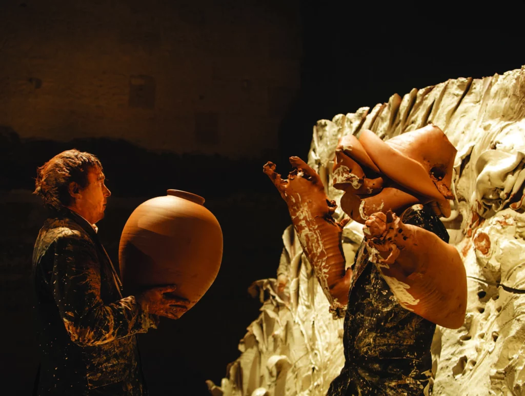 Miquel Barceló et Josef Nadj dans PASo DoBLE de Miquel Barceló et Josef Nadj, église des Célestins, Avignon 2006. Photo Christophe Raynaud de Lage.