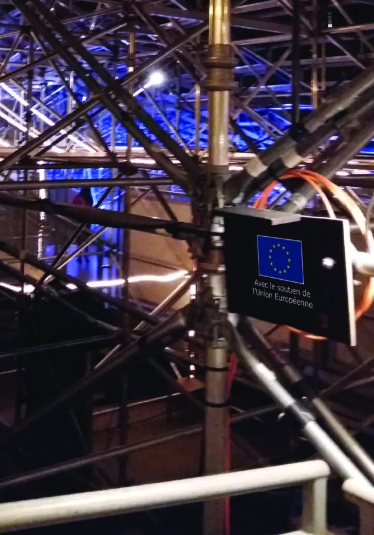 L’action de l’Union européenne vu par Corinne Rigaud. Ce soutien invisible qu’il faut aller parfois chercher dans les coulisses, les" "loges, les machineries et en l’occurrence sous les gradins du public du festival d’Avignon, juillet 2015. Photo D. R.