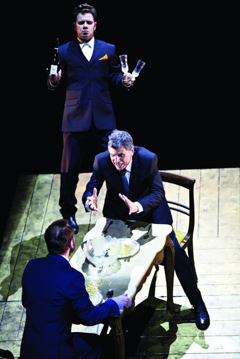 Gérald Maillet (assis de dos), Serge Maggiani (de face) et Pascal Vuillemot (au fond, debout) dans LE FAISEUR d’après honoré de Balzac, mise en scène Emmanuel Demarcy-Motta, Théâtre des Abbesses, Paris, mars 2014. Photo Jean-Louis Fernandez.