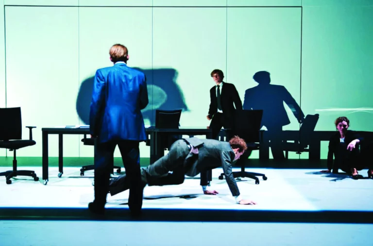 Benoît Piret, Jérôme de Falloise, Damien Trapletti et Aude Ruyter dans MoNEy ! Tout ce que vous ne saurez jamais sur l’argent parce que personne ne vous le dira et d’ailleurs mieux vaut ne pas le savoir, parce que si on savait ce serait pire, texte collectif, mise en scène Françoise Bloch, compagnie zoo Théâtre, Théâtre National de Bruxelles, 2013. Photo Antonio Gomez Garcia.