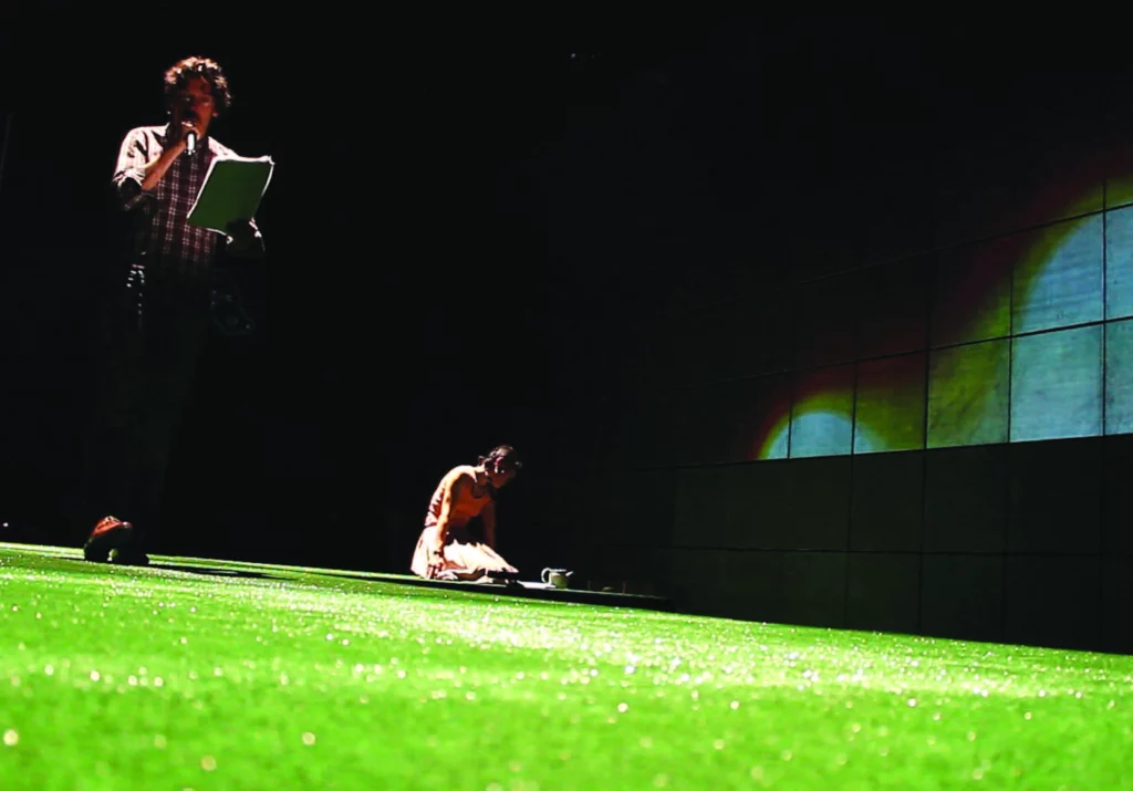 Stanislas Nordey et Akiko hassegawa en répétition dans L’ARGENT, texte de Tarkos, mise en scène Anne Théron, Gaité Lyrique, Paris, septembre 2012. Photo Émeric Adrian / Émilie Leloup.