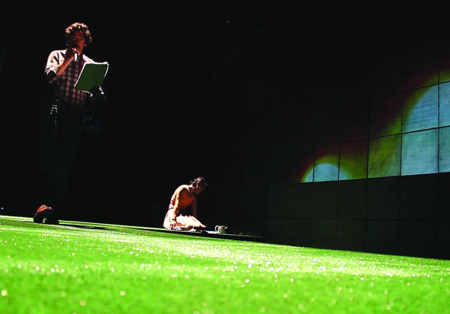 Stanislas Nordey et Akiko hassegawa en répétition dans L’ARGENT, texte de Tarkos, mise en scène Anne Théron, Gaité Lyrique, Paris, septembre 2012. Photo Émeric Adrian / Émilie Leloup.