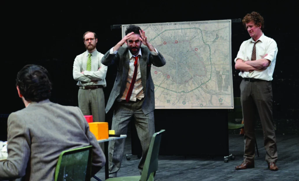 Benoit Carré, Antoine Cegarra, Léo-Antonin Lutinier et Frédéric Noaille dans LE CAPITAL ET SON SINGE, d’après Karl Marx, mise en scène Sylvain Creuzevault, création à Angers, mars 2014, joué au Théâtre de La Colline, septembre 2014. Photo D. R.