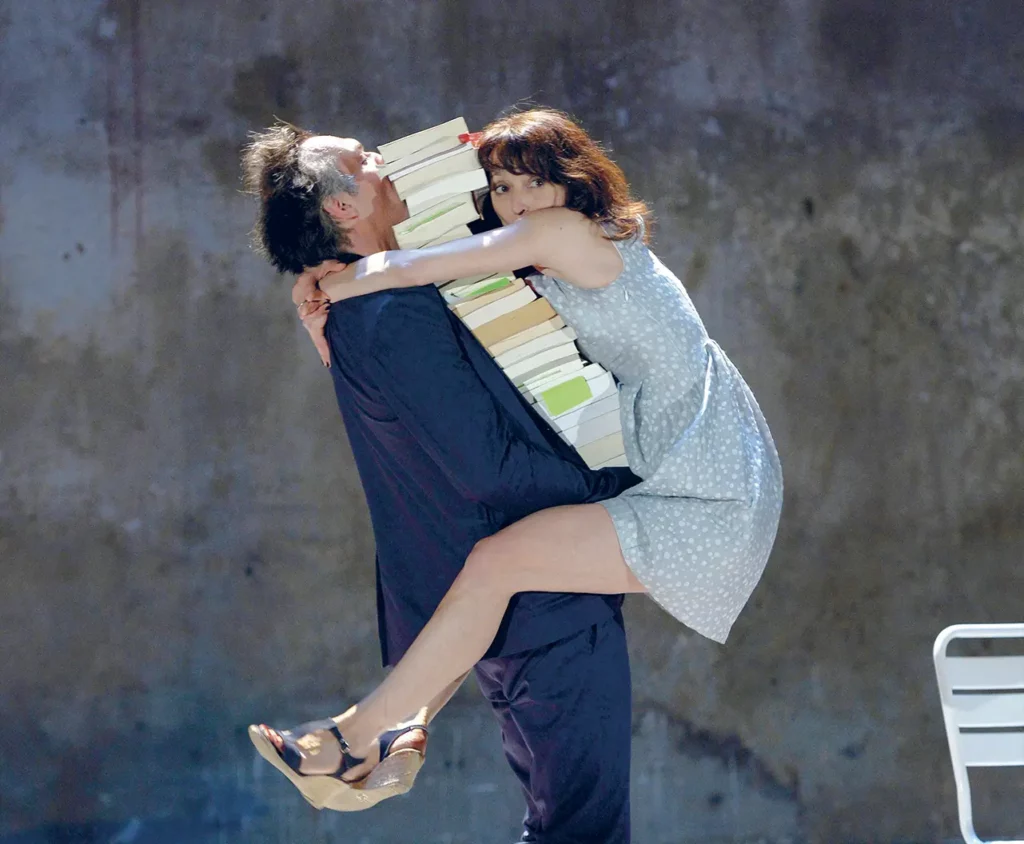 Nicolas Bouchaud et Judith Henry dans Projet Luciole, conception Nicolas Truong, Chapelle des Pénitents Blancs d’Avignon, 2013. Photo Pascal Gély.