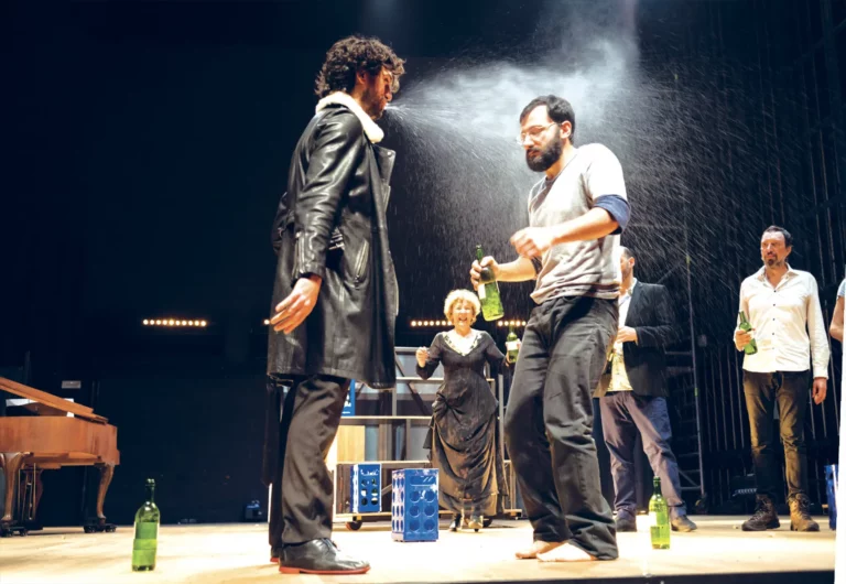 Jérémie Siska et Pierange Buondelmonte (devant) Anne- Marie Loop, Achile RIdolfi et Philippe Grand’henry (au fond) dans Reflets d’un banquet d’après Platon, mise en scène Pauline D’Ollone, Théâtre des Martyrs, Bruxelles, 2018. Photo Robert Bui.