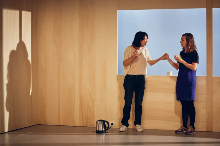 Laëtitia Spigarelli et Pauline Belle dans L’Incroyable Matin suivi de Jour, de Nicolas Doutey, mise en scène Rodolphe Congé, Théâtre Ouvert, Paris, 2015.