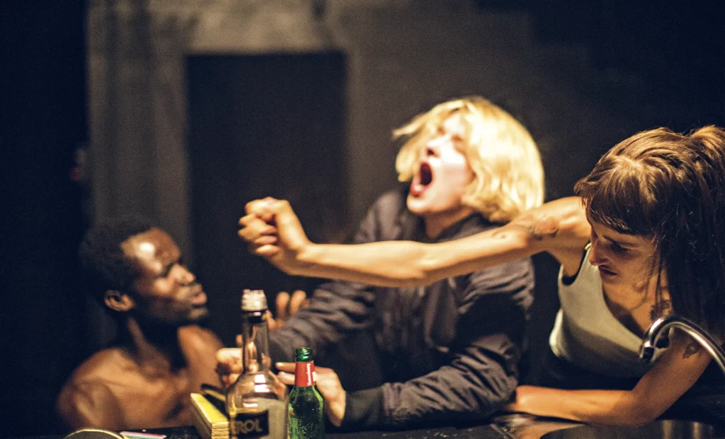 Page suivante : Roberto Jean, Mathilde-Édith Mennetrier et Marianne Deshayes dans 1993, texte Aurélien Bellanger, mise en scène Julien Gosselin, Festival de Marseille, 2017 avec des acteurs, régisseurs- créateurs et scénographes- costumiers issus de l’École du TNS, repris au Théâtre de Liège en 2018. Photo Jean- Louis Fernandez.