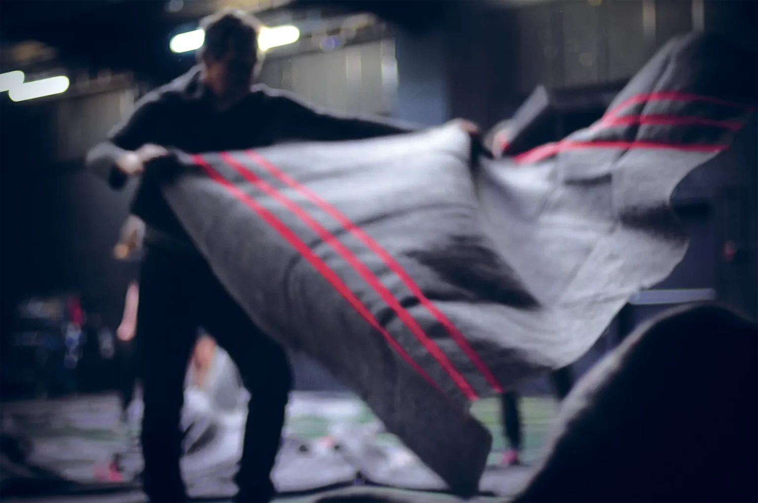 Frederic Bernier dans Boundary Games, conception Léa Drouet, dramaturgie Camille Louis, Production Vaisseau, Kunstenfestivaldesarts, Bruxelles, 2018. Photo Cindy Sechet.