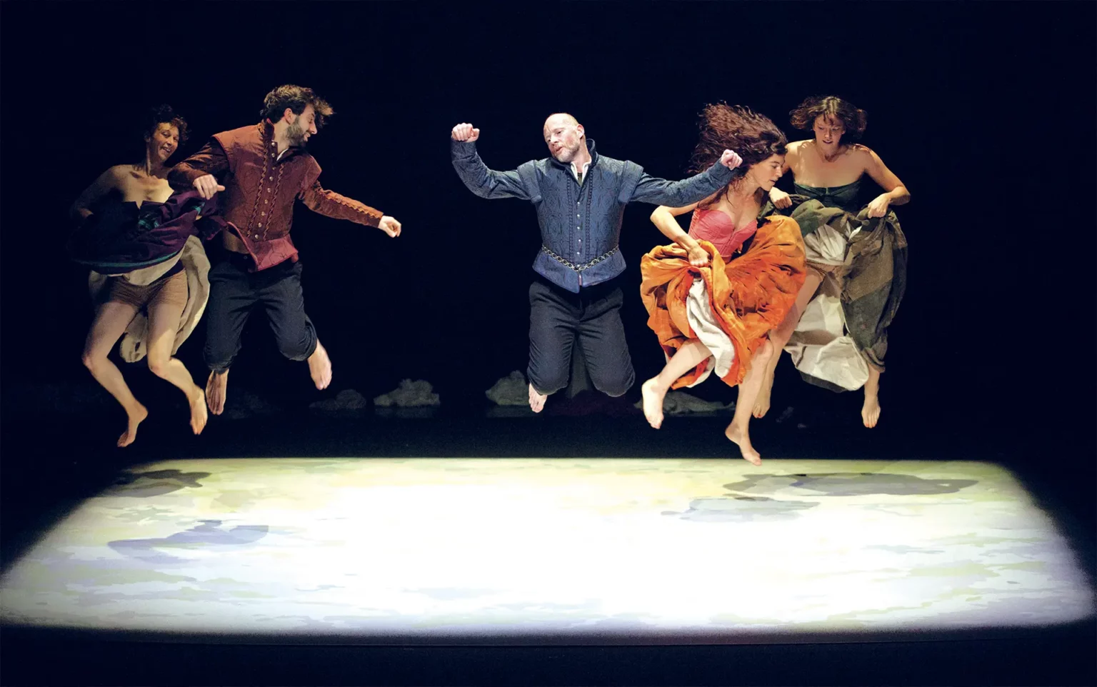 Sébastien Jacobs, Leslie Mannès, Frauke Mariën, Maxence Rey, Marco Torrice dans Histoire de l’Imposture, conception Patrick Bonté, cie Mossoux-Bonté, Les Brigittines, Bruxelles, 2013. Photo Thibault Grégoire.