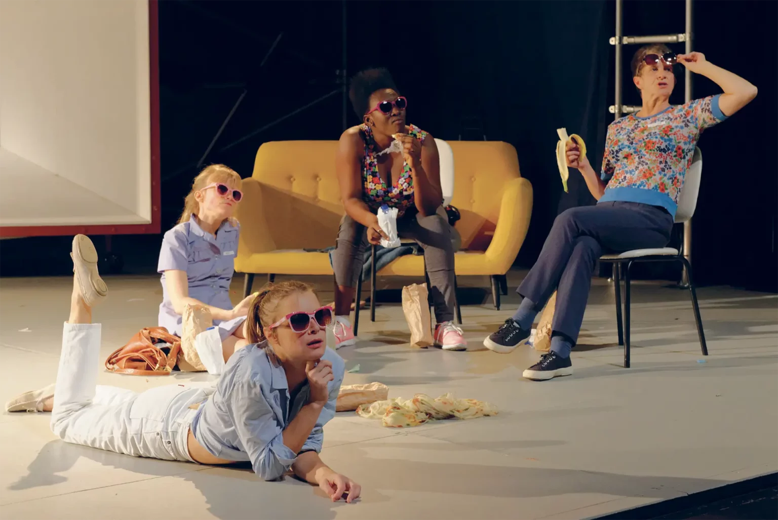 Aline Mahaux (devant), Julie-Kazuko Rahir, Edoxi Gnoula et Brigitte Dedry dans Last Exit to Brooklyn (Coda) d’après Hubert Selby Jr., mise en scène Isabelle Pousseur, Théâtre de Liège 2017.