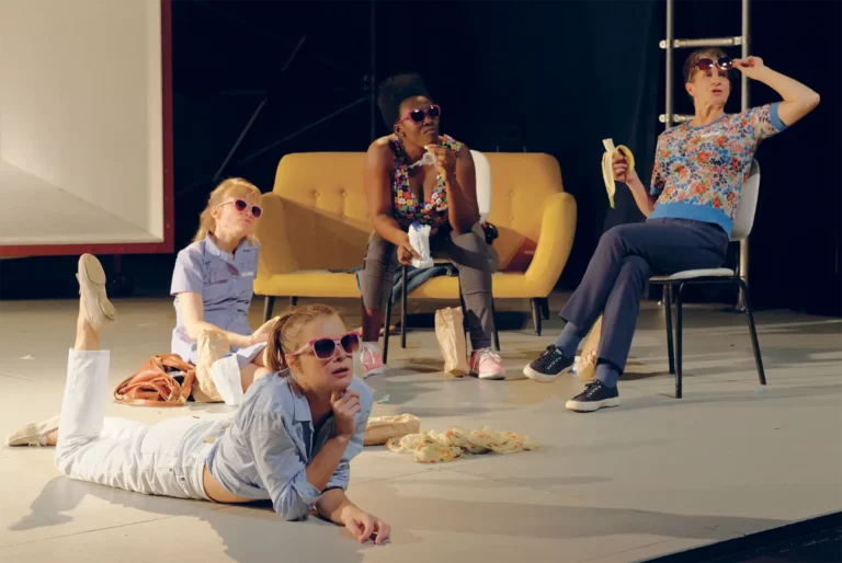 Aline Mahaux (devant), Julie-Kazuko Rahir, Edoxi Gnoula et Brigitte Dedry dans Last Exit to Brooklyn (Coda) d’après Hubert Selby Jr., mise en scène Isabelle Pousseur, Théâtre de Liège 2017.