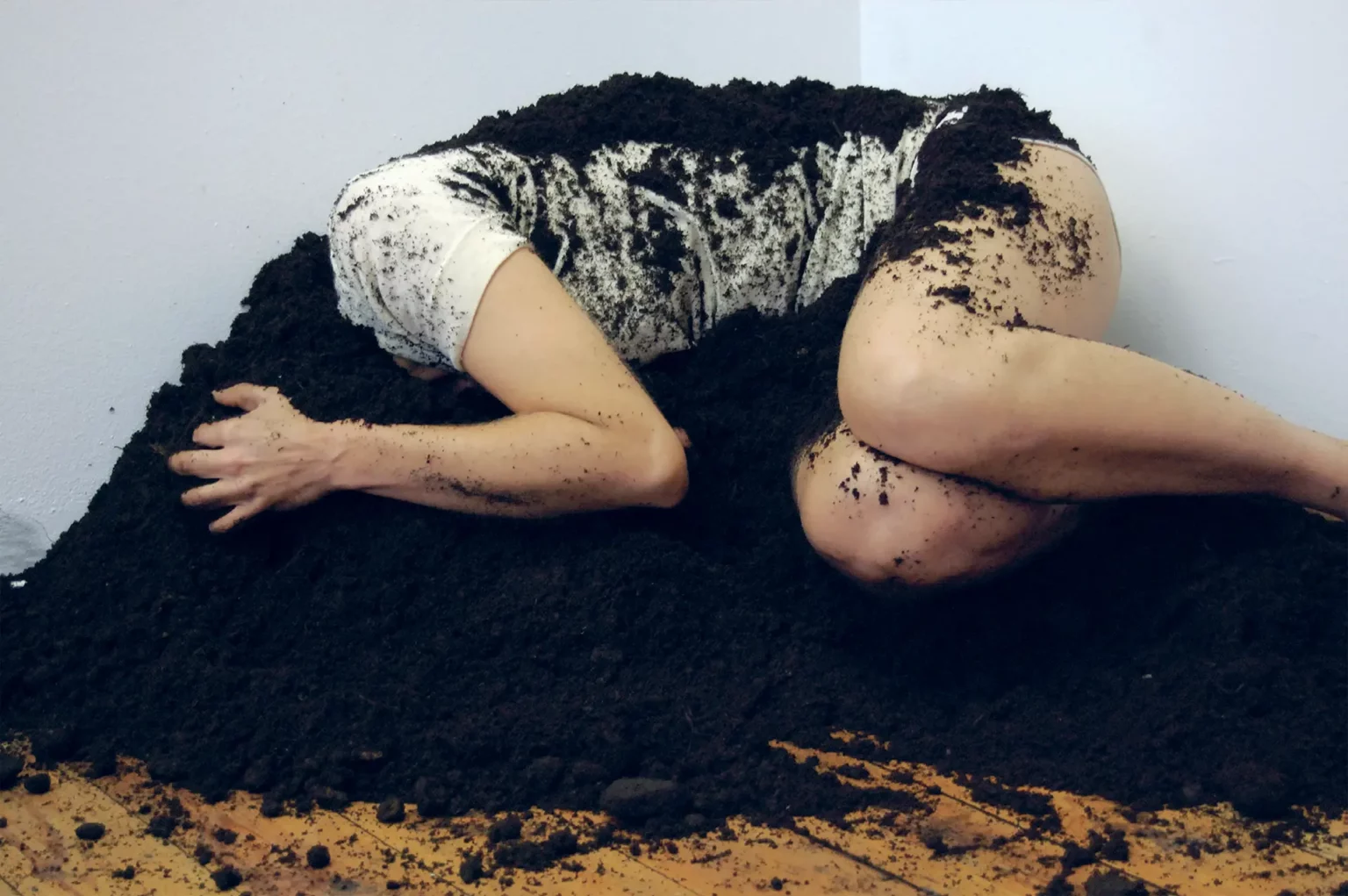 Béatrice Didier dans EARTH, Espace 10/12, Bruxelles, 2012. Photo Luis Alvarez.