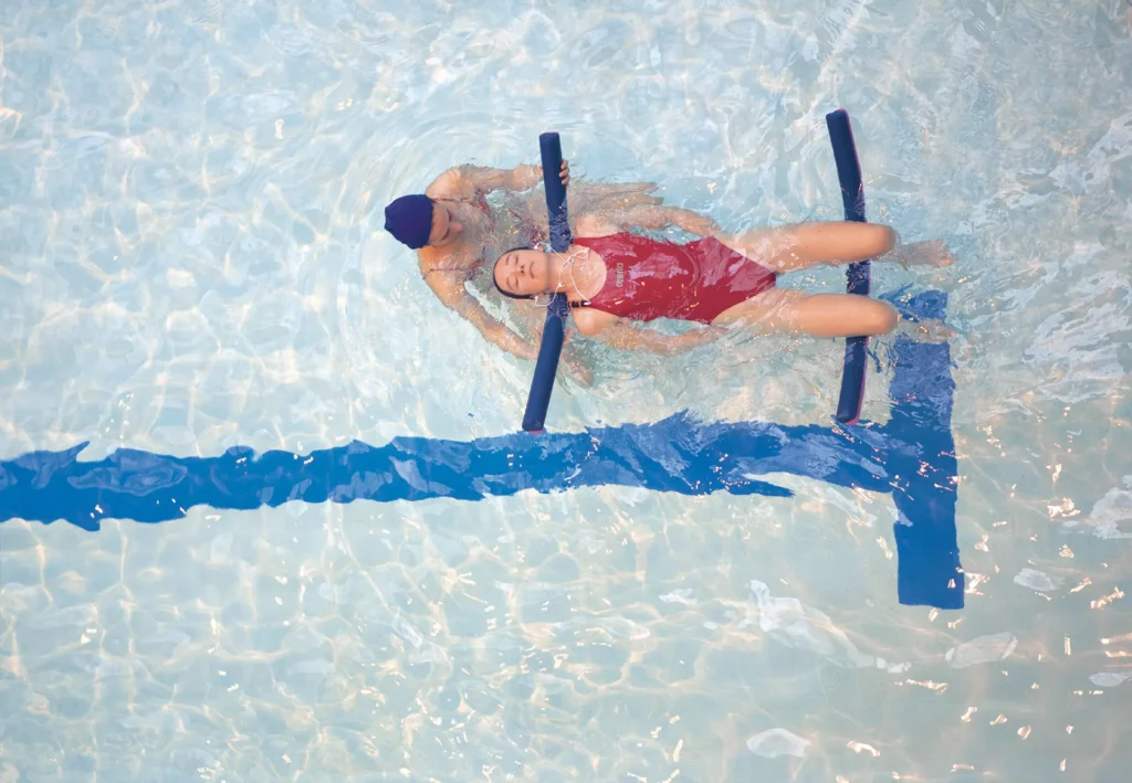 La Piscine, conception Jean Philippe Derail, Valentina Desideri, Ben Evans, Alkis Hadjiandreou, Julie Laporte, Myriam Lefkowitz, Géraldine Longueville, Florian Richaud, Simon Ripoll-Hurier & Yasmine Youcef Les Bains du Bain, dans le cadre de RE : Rite, Kaaitheater, 2018. Photo Laetitia Striffling.