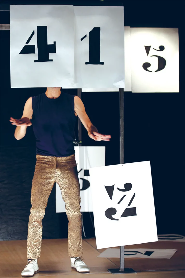 Didier Galas dans Ahmed revient, texte Alain Badiou, mise en scène Didier Galas, Festival d’Avignon 2018. Photo François Mori.