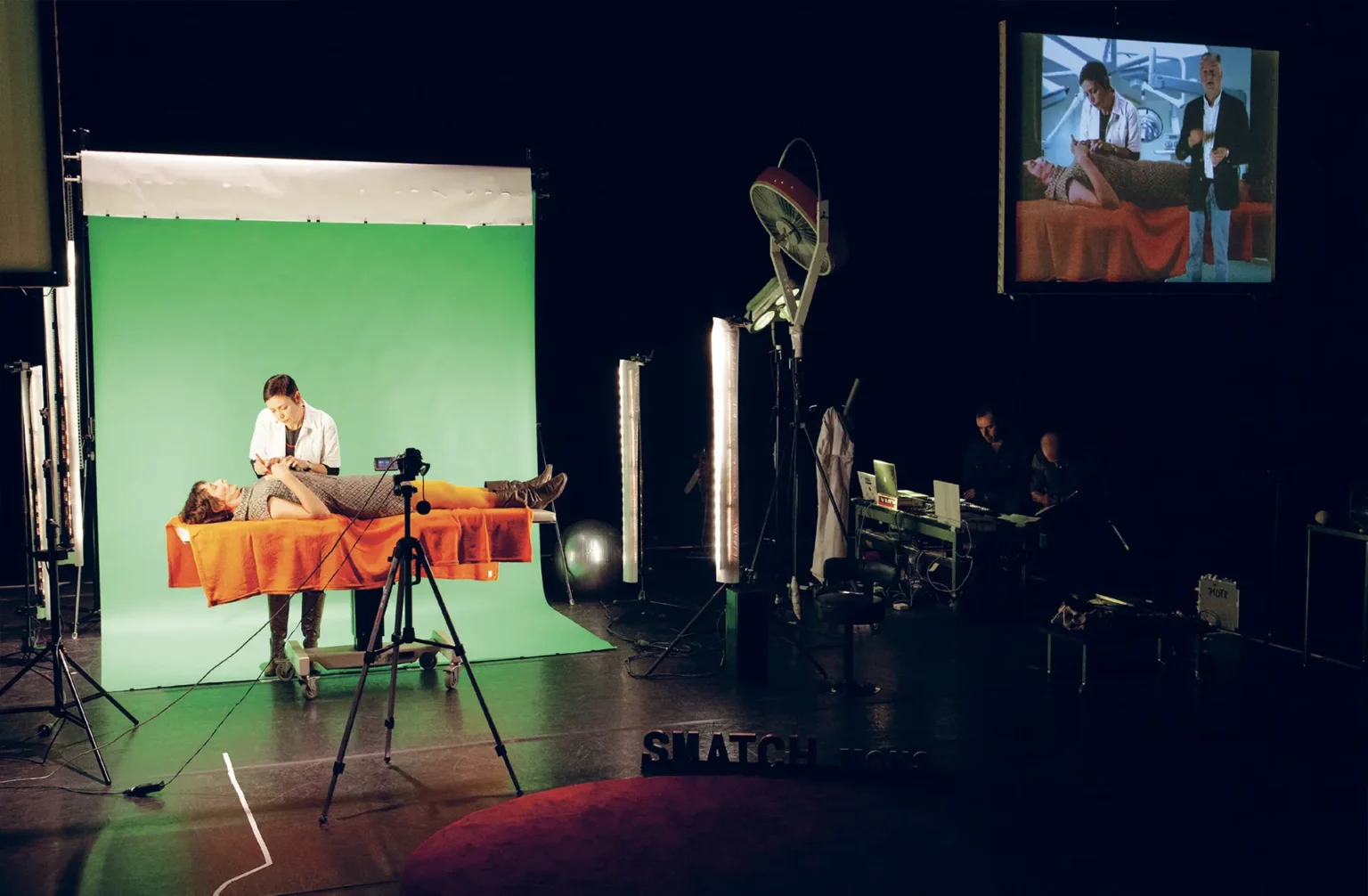 Isabelle Dumont et Dominique Roodthooft dans Smatch 3, conception Dominique Roodthooft, Manège Mons, 2013. Photo Alice Piemme.