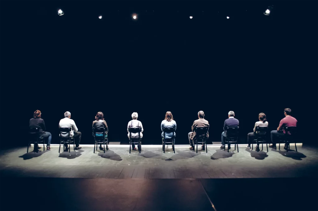 Hospitalités, Conception Massimo Furlan, dramaturgie Claire de Ribaupierre, avec des habitants de La Bastide-Clairence, Pays basque (FR), Théâtre de Vidy, Lausanne, 2017. Photo Pierre Nydegger & Laure Cellier.