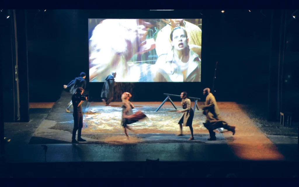 Charles Habib-Drouot, Stanislas Roquette, Marc Depond, Alvie Bitemo, Marie-Cécile Ouakil et Marc Veh dans Aux corps prochains (sur une pensée de Spinoza), conception Denis Guénoun et Stanislas Roquette, mise en scène Denis Guénoun, Théâtre National de Chaillot, 2015. Photo Compagnie Artépo.