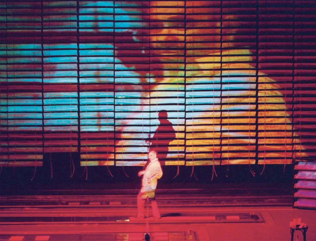 Dirk Roofthooft dans Rouge décanté, mise en scène Guy Cassiers, vidéo et lumières Peter Missotten création à Amsterdam, Ro Theater, 2004. Photo Pan Sok.