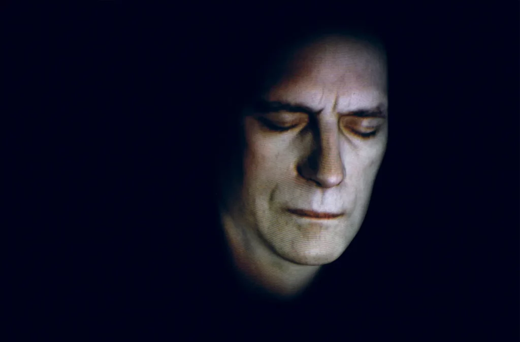 Visage de Paul Savoie dans Les Aveugles, mise en scène Denis Marleau, réalisation vidéo Pierre Laniel, Montréal, création au Musée d’art contemporain de Montréal, 2002. Photo Stéphanie Jasmin.