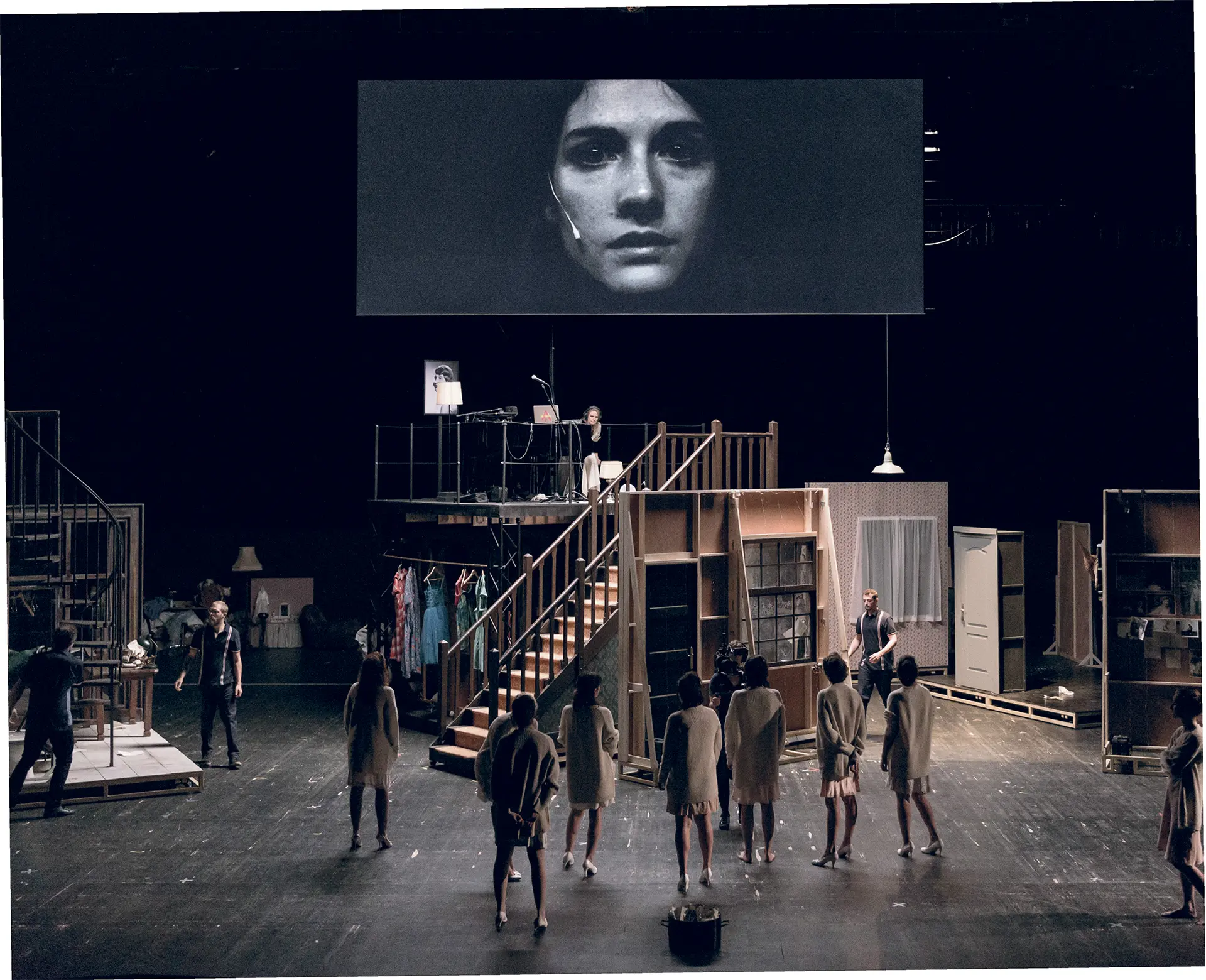 Scarlet Tummers, Valérie Bauchau, Vinora Epp, Vanessa Compagnucci, An Pierlé, Magali Pinglaut, Juliette Van Dormael, Clara Bonnet, Léone François, Ariane Rousseau, Solène Cizeron, dans Sylvia, mise en scène Fabrice Murgia & An Pierlé Quartet, création vidéo Giacinto Caponio, création au Théâtre National Wallonie-Bruxelles, 2018. Photo Hubert Amiel.