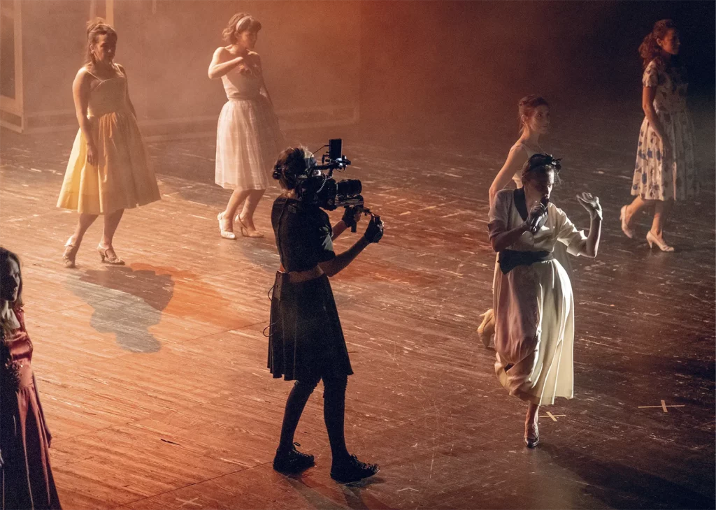 Scarlet Tummers, Magali Pinglaut, Vanessa Compagnucci, Aurélie Leporcq, Ariane Rousseau, An Pierlé, dans Sylvia, mise en scène Fabrice Murgia & An Pierlé Quartet, création vidéo Giacinto Caponio, création au Théâtre National Wallonie-Bruxelles, 2018. Photo DR.