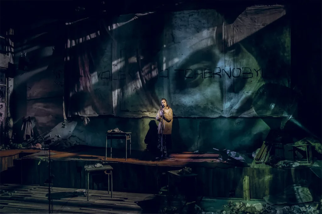 Maud Wyler dans La Fin de l’homme rouge, mise en scène Emmanuel Meirieu, vidéo Seymour Laval et Emmanuel Meirieu, création aux Gémeaux – scène nationale de Sceaux, 2019. Photo Nicolas Martinez.