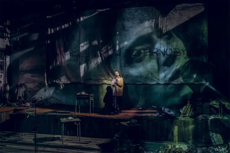 Maud Wyler dans La Fin de l’homme rouge, mise en scène Emmanuel Meirieu, vidéo Seymour Laval et Emmanuel Meirieu, création aux Gémeaux – scène nationale de Sceaux, 2019. Photo Nicolas Martinez.