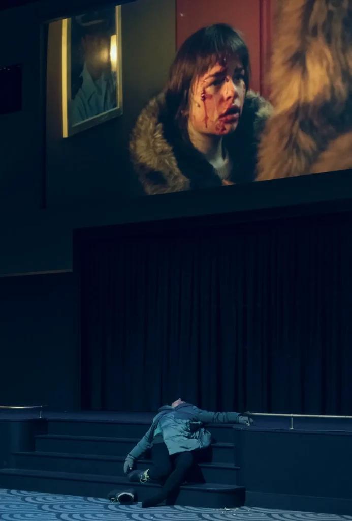 Epona Guillaume, Véronique Dumont, Zoé Kovacs, dans Arctique, mise en scène Anne- Cécile Vandalem, création vidéo Federico D’Ambrosio, création au Théâtre National Wallonie- Bruxelles. Photo Christophe Engels.